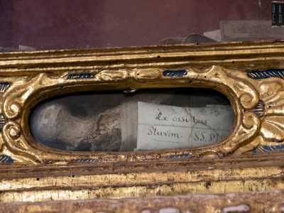 ...conserva altarini e teche contenenti piccole reliquie di santi tra i quali San Magno, San Feliciano e Santa Veneranda